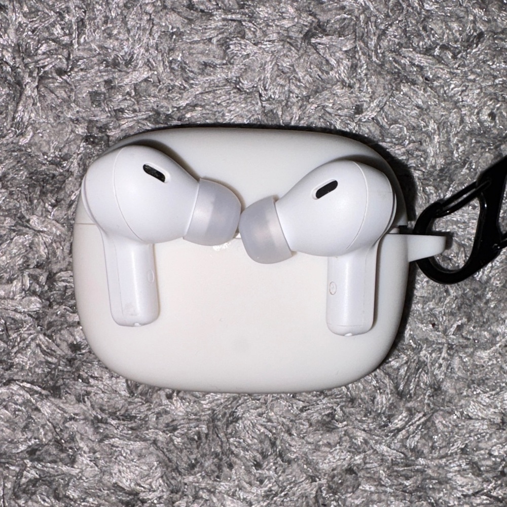 JBL VIBE 200TWS Wireless Earbuds with Case and Charger Cord, Lightly Used - Picture 8 of 8
